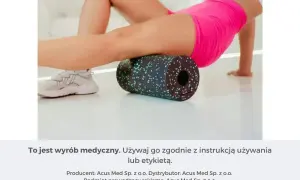 Kobieta wykonuje masaż rollerem, rozluźniając mięśnie nóg po treningu.