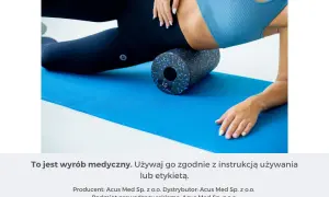 Kobieta roluje mięśnie uda na wałku do masażu, przygotowując ciało do wysiłku lub regenerując je po treningu.