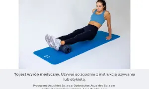 Kobieta wykonuje ćwiczenia na achillesa na wałku do masażu.