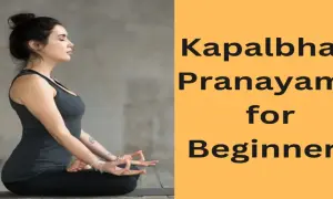 Kobieta w pozycji medytacyjnej. Dowiedz się, czym jest Kapalabhati Pranayama dla początkujących.