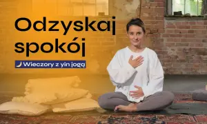 Kobieta w pozycji medytacyjnej, z dłońmi na brzuchu i klatce piersiowej. Napis "Odzyskaj spokój" sugeruje, jak oczyścić umysł – medytacja.