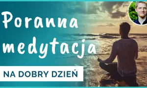 Poranna medytacja na dobry dzień. Mężczyzna siedzi na plaży, medytując przy zachodzie słońca.