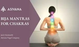 Kobieta w pozycji jogi z kolorowymi czakrami, wizualizacja mocy mantr po polsku.