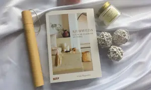 Książka "Ajurweda. Życie w zgodzie ze sobą" Claire Ragozzino, bambusowy pojemnik i świeca. Idealna inspiracja do stworzenia własnego dieta ajurwedyjska jadłospis.