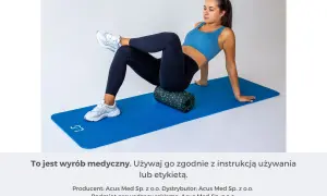 Kobieta na macie rehabilitacyjnej używa wałka do automasażu, by rozluźnić mięsień gruszkowaty.