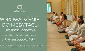 Grupa osób na podłodze, praktyka uważności dla początkujących. Medytacja z Piotrem Jagodzińskim.