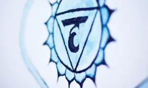 Symbol Visuddha, czakra niebieska, w centrum symbol sanskrycki.