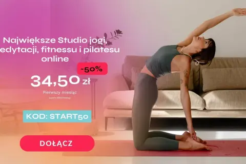 Kobieta w pozie jogi, promująca studio online. Zniżka 50% na pierwszy miesiąc. Idealne, by odblokować czakry test.