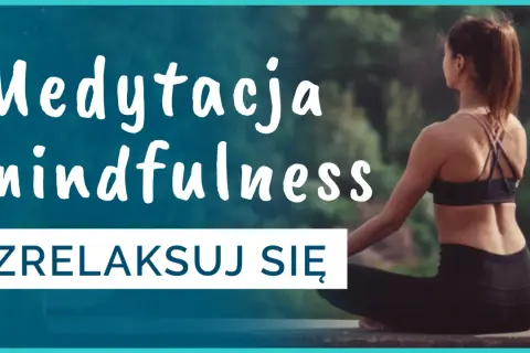 Kobieta w pozycji lotosu, tekst "Medytacja mindfulness. Zrelaksuj się." – odkryj różne rodzaje medytacji.