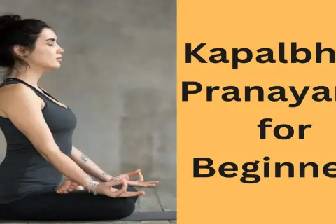 Kobieta w pozycji medytacyjnej. Dowiedz się, czym jest Kapalabhati Pranayama dla początkujących.
