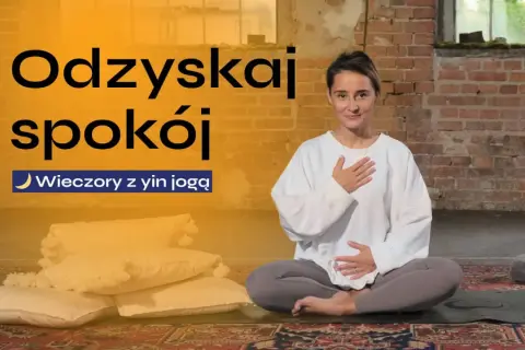 Kobieta w pozycji medytacyjnej, z dłońmi na brzuchu i klatce piersiowej. Napis "Odzyskaj spokój" sugeruje, jak oczyścić umysł – medytacja.