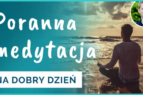 Poranna medytacja na dobry dzień. Mężczyzna siedzi na plaży, medytując przy zachodzie słońca.