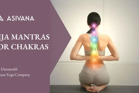 Kobieta w pozycji jogi z kolorowymi czakrami, wizualizacja mocy mantr po polsku.