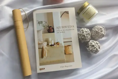 Książka "Ajurweda. Życie w zgodzie ze sobą" Claire Ragozzino, bambusowy pojemnik i świeca. Idealna inspiracja do stworzenia własnego dieta ajurwedyjska jadłospis.