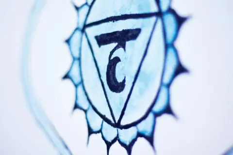Symbol Visuddha, czakra niebieska, w centrum symbol sanskrycki.