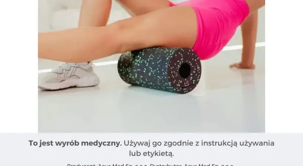 Kobieta wykonuje masaż rollerem, rozluźniając mięśnie nóg po treningu.