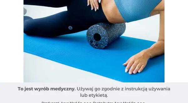 Kobieta roluje mięśnie uda na wałku do masażu, przygotowując ciało do wysiłku lub regenerując je po treningu.