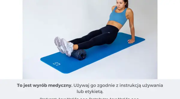 Kobieta wykonuje ćwiczenia na achillesa na wałku do masażu.