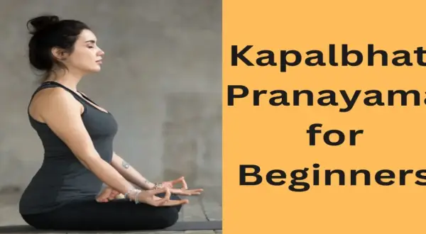 Kobieta w pozycji medytacyjnej. Dowiedz się, czym jest Kapalabhati Pranayama dla początkujących.