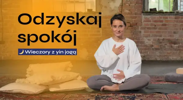 Kobieta w pozycji medytacyjnej, z dłońmi na brzuchu i klatce piersiowej. Napis "Odzyskaj spokój" sugeruje, jak oczyścić umysł – medytacja.