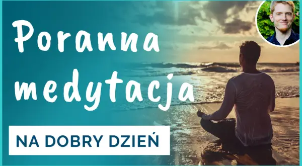 Poranna medytacja na dobry dzień. Mężczyzna siedzi na plaży, medytując przy zachodzie słońca.