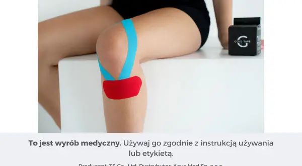 Demonstracja jak tejpować kolano z użyciem niebieskiej i czerwonej taśmy. Obok pudełko z taśmą.