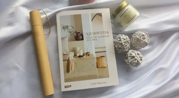 Książka "Ajurweda. Życie w zgodzie ze sobą" Claire Ragozzino, bambusowy pojemnik i świeca. Idealna inspiracja do stworzenia własnego dieta ajurwedyjska jadłospis.