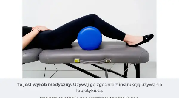 Osoba leży na kozetce, z niebieską piłką pod odcinkiem lędźwiowym. To pomoc w ćwiczeniach na rwę kulszową.