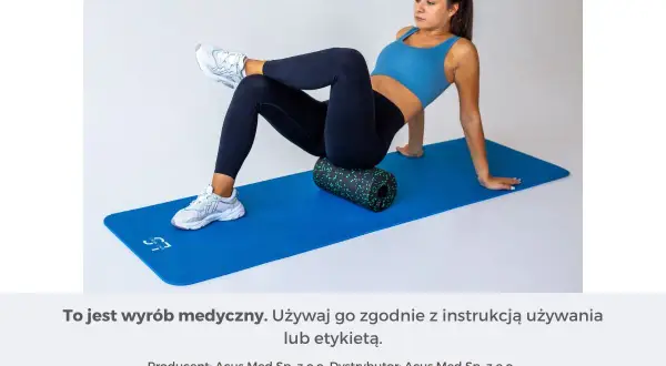 Kobieta na macie rehabilitacyjnej używa wałka do automasażu, by rozluźnić mięsień gruszkowaty.