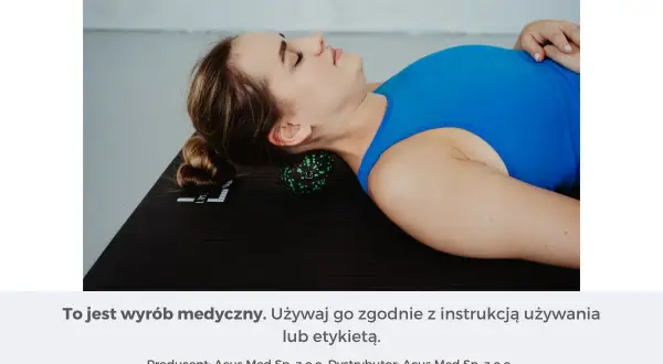 Kobieta leży na macie, wykonując rolowanie karku za pomocą zielonej piłeczki. Ulga dla napiętych mięśni.