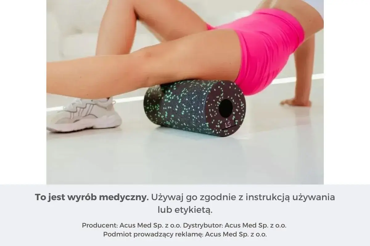Kobieta wykonuje masaż rollerem, rozluźniając mięśnie nóg po treningu.