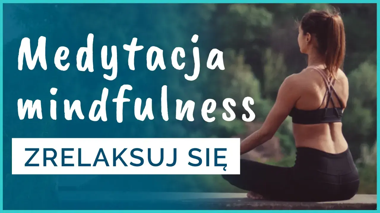 Kobieta w pozycji lotosu, tekst "Medytacja mindfulness. Zrelaksuj się." – odkryj różne rodzaje medytacji.