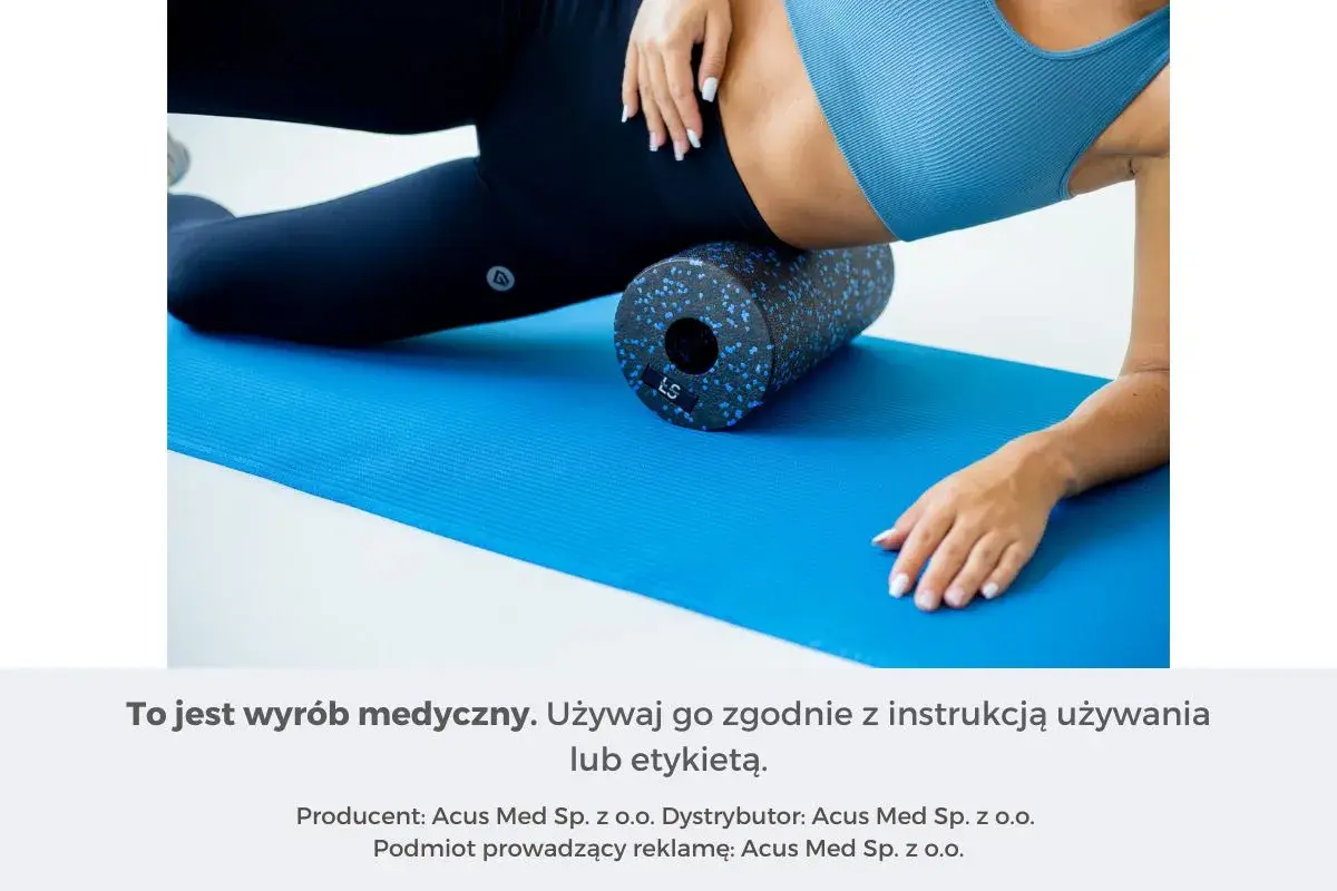 Kobieta roluje mięśnie uda na wałku do masażu, przygotowując ciało do wysiłku lub regenerując je po treningu.