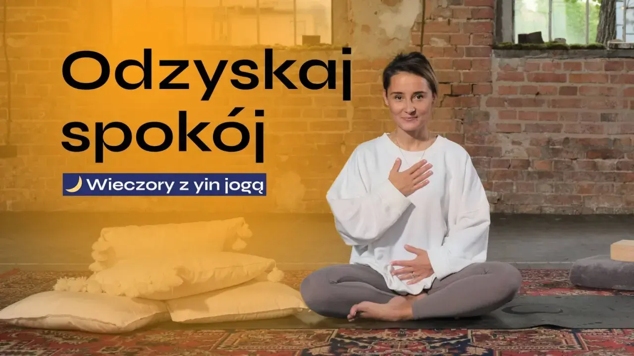 Kobieta w pozycji medytacyjnej, z dłońmi na brzuchu i klatce piersiowej. Napis "Odzyskaj spokój" sugeruje, jak oczyścić umysł – medytacja.