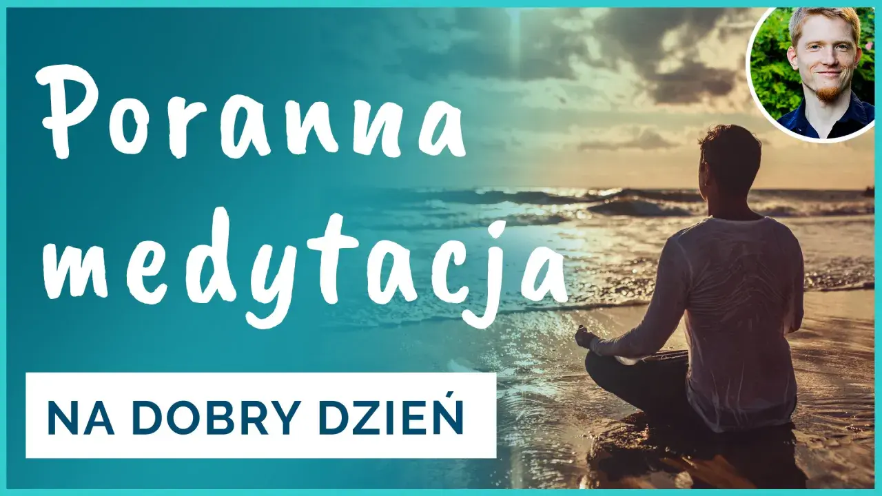 Poranna medytacja na dobry dzień. Mężczyzna siedzi na plaży, medytując przy zachodzie słońca.