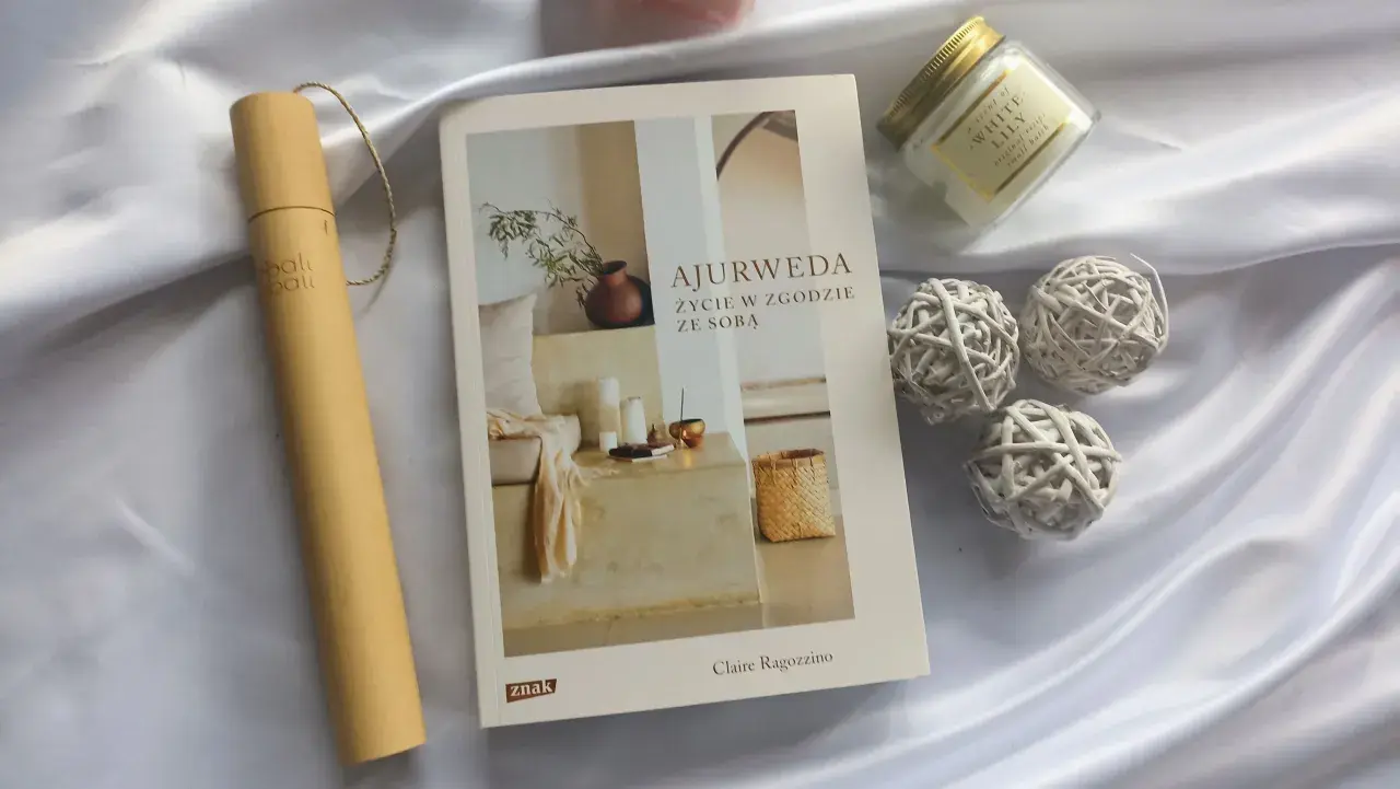 Książka "Ajurweda. Życie w zgodzie ze sobą" Claire Ragozzino, bambusowy pojemnik i świeca. Idealna inspiracja do stworzenia własnego dieta ajurwedyjska jadłospis.