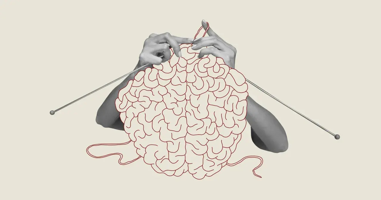 Dłonie dziergają mózg jak włóczkę. To metafora mindfulness po polsku – uspokajanie myśli, tworzenie spokoju w głowie.