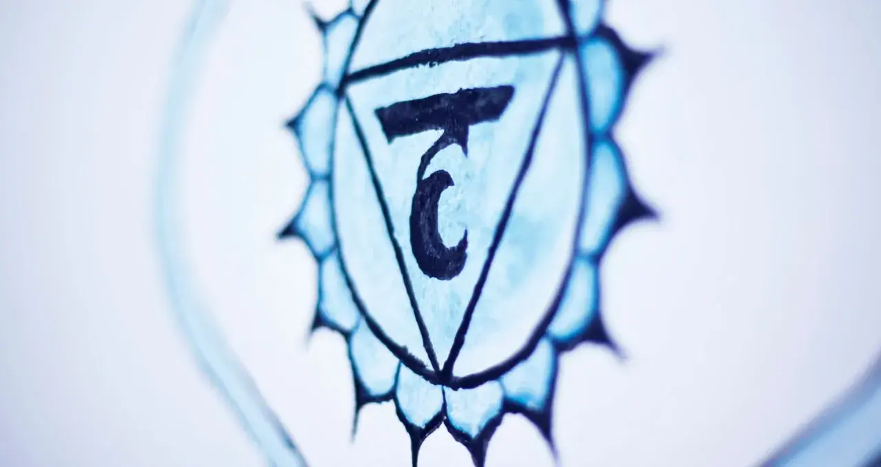 Symbol Visuddha, czakra niebieska, w centrum symbol sanskrycki.