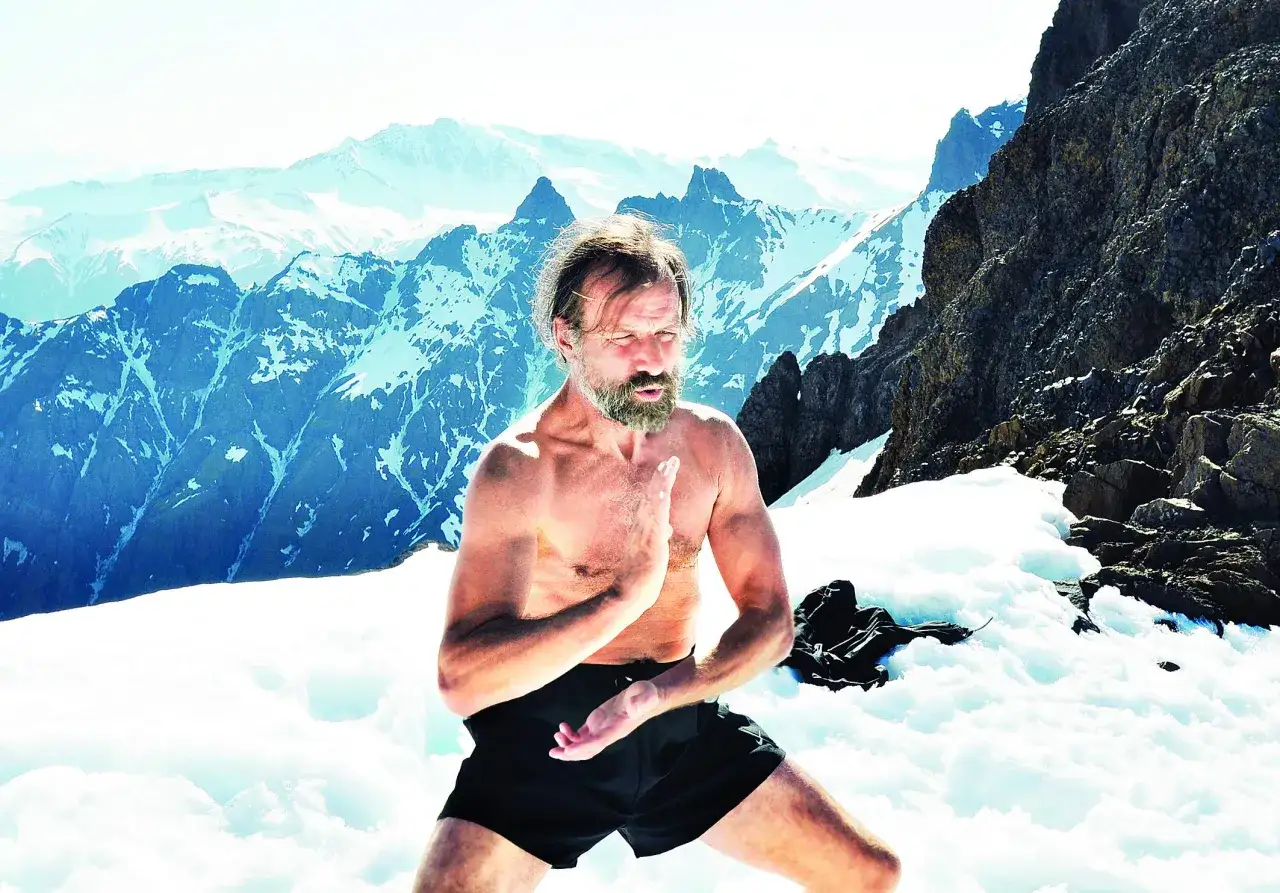Wim Hof w g&oacute;rach, ćwiczący oddech i hartujący ciało. Metoda Wima Hofa w akcji.