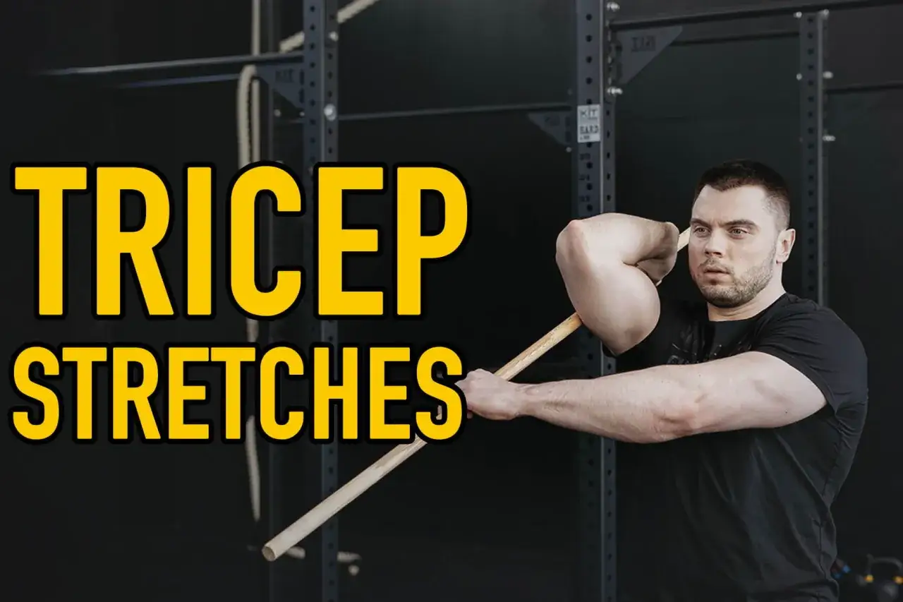 Mężczyzna wykonuje rozciąganie ramion z kijem, ćwicząc triceps.