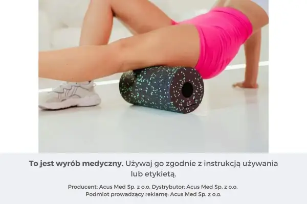 Kobieta wykonuje masaż rollerem, rozluźniając mięśnie nóg po treningu.