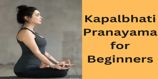 Kobieta w pozycji medytacyjnej. Dowiedz się, czym jest Kapalabhati Pranayama dla początkujących.
