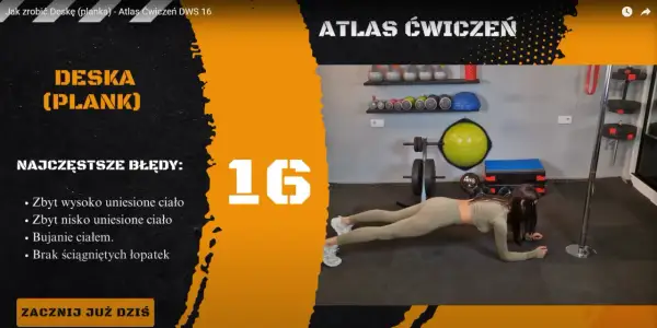 Kobieta w pozycji deski, ćwicząca w domu. Na ekranie widnieje napis "DESKA (PLANK)" i lista najczęstszych błędów.