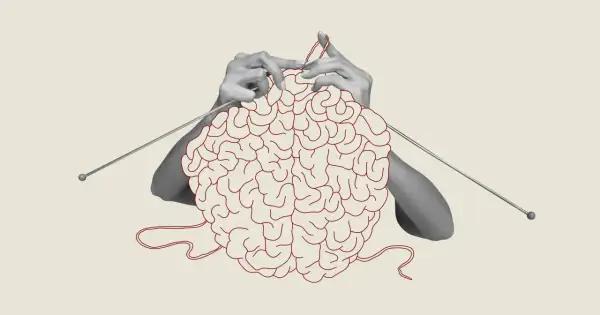 Dłonie dziergają mózg jak włóczkę. To metafora mindfulness po polsku – uspokajanie myśli, tworzenie spokoju w głowie.
