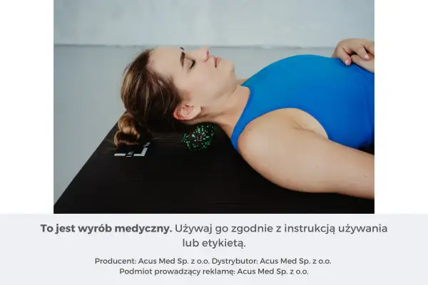 Kobieta leży na macie, wykonując rolowanie karku za pomocą zielonej piłeczki. Ulga dla napiętych mięśni.